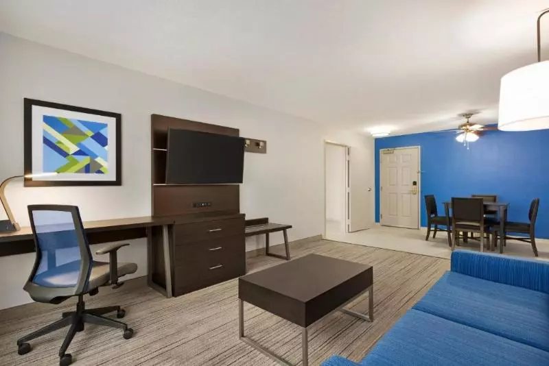 キングサイズベッドのスイートルーム, Holiday Inn Express & Suites Sarasota East, An Ihg