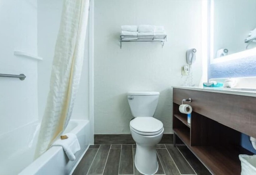 سوییت, Lancaster Inn & Suites