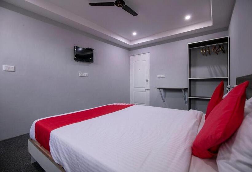 Quarto Triplo Clássico, Oyo 39950 A K Residency