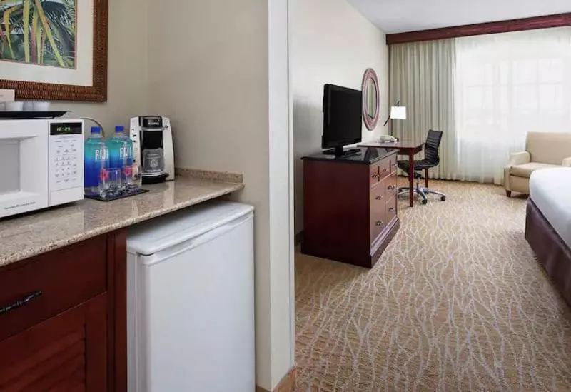 キングサイズベッドのスタンダードルーム, Doubletree By Hilton  Sunrise  Sawgrass Mills