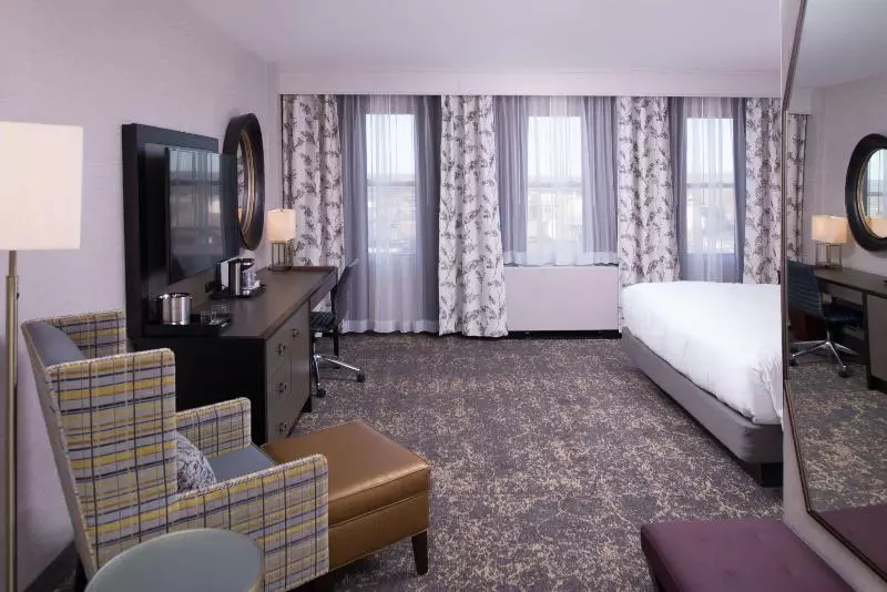 اتاق استاندارد با تخت بزرگ, Doubletree By Hilton Utica