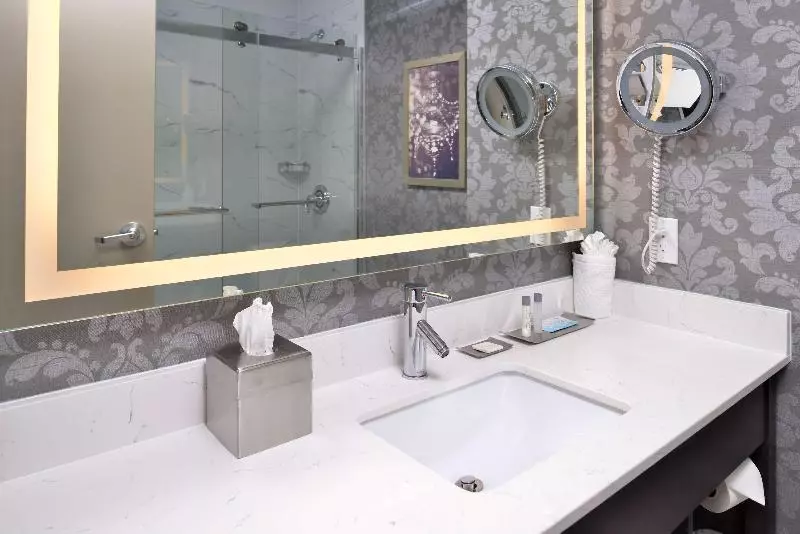 اتاق استاندارد با تخت بزرگ, Doubletree By Hilton Utica