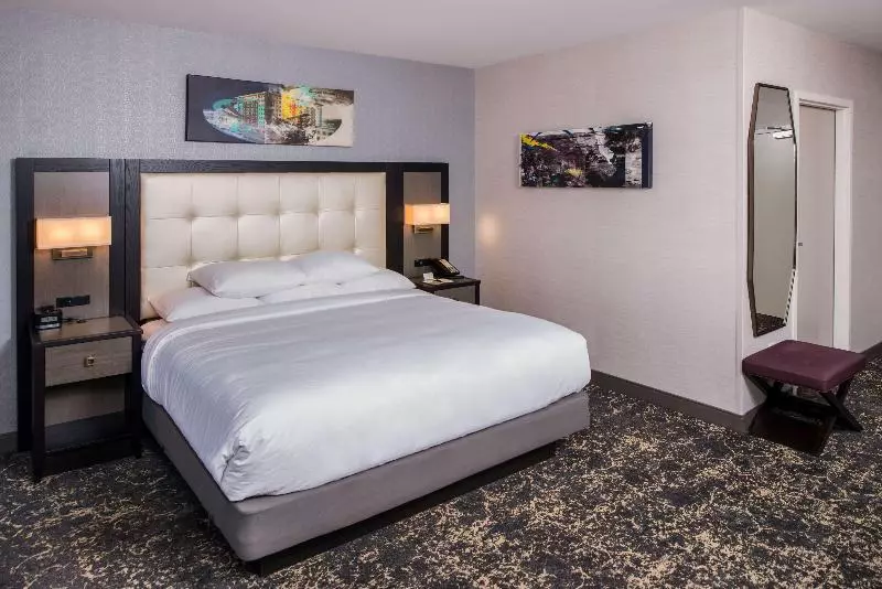 اتاق استاندارد با تخت بزرگ, Doubletree By Hilton Utica