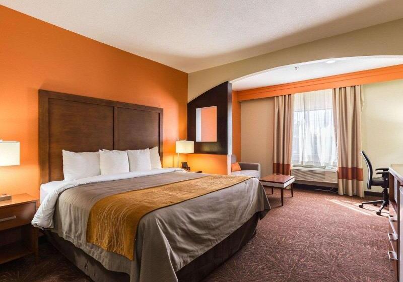 מיטת קינג בסוויטה, Econo Lodge Inn & Suites East Houston I10