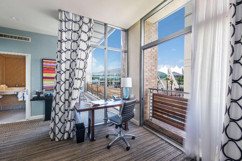 Номер Deluxe, Hilton San Diego Gaslamp Quarter