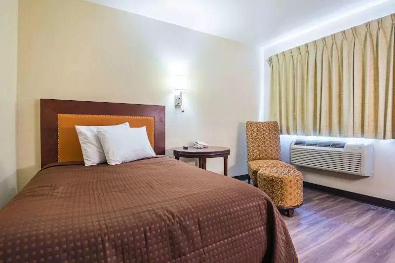 身障者適用キングサイズベッドルーム, Holiday Inn Grand Rapids Airport, An Ihg