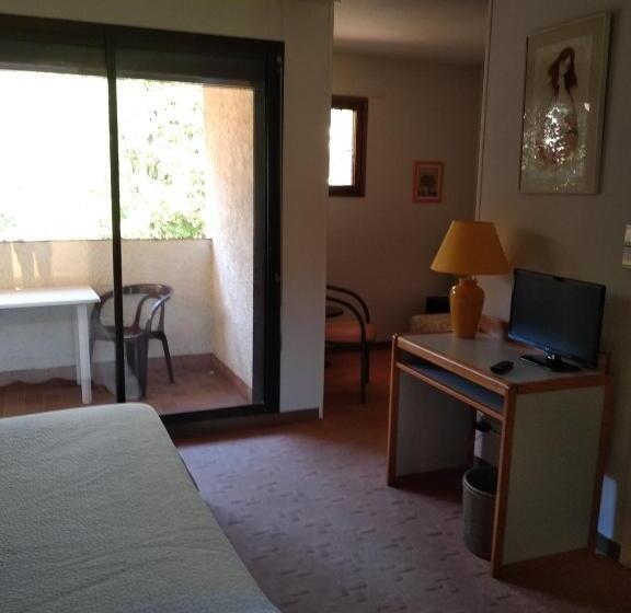 غرفة قياسية ثلاثية, Hôtel Le Mas Fleuri