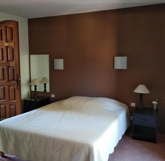 غرفة قياسية ثلاثية, Hôtel Le Mas Fleuri