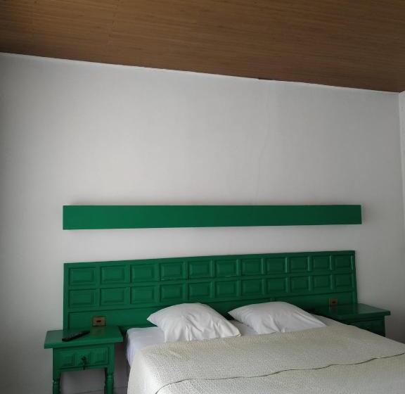 חדר סטנדרט לשלושה, Hôtel Le Mas Fleuri