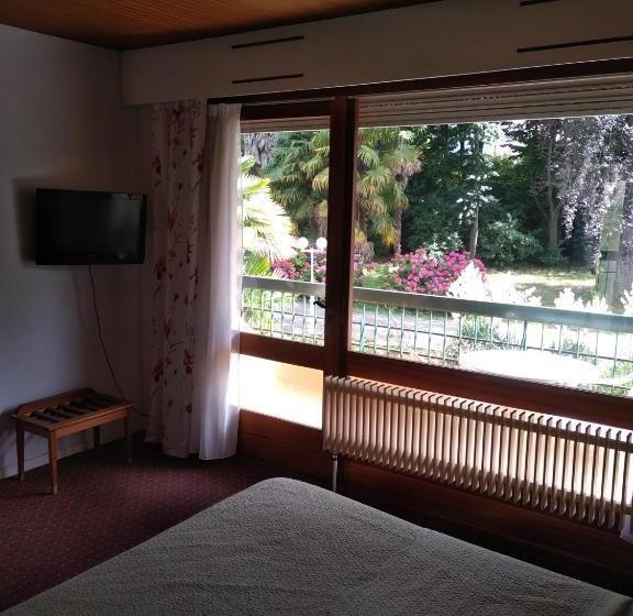 חדר סטנדרט לשלושה, Hôtel Le Mas Fleuri