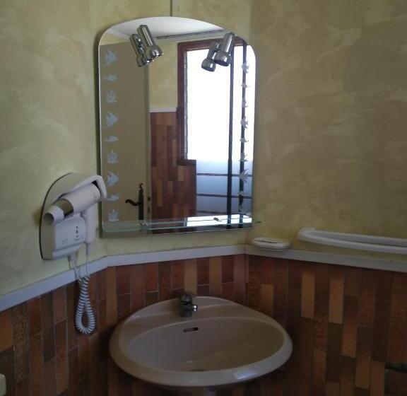 חדר סטנדרט לשלושה עם טרסה, Hôtel Le Mas Fleuri