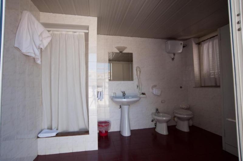 标准三人间, Joli