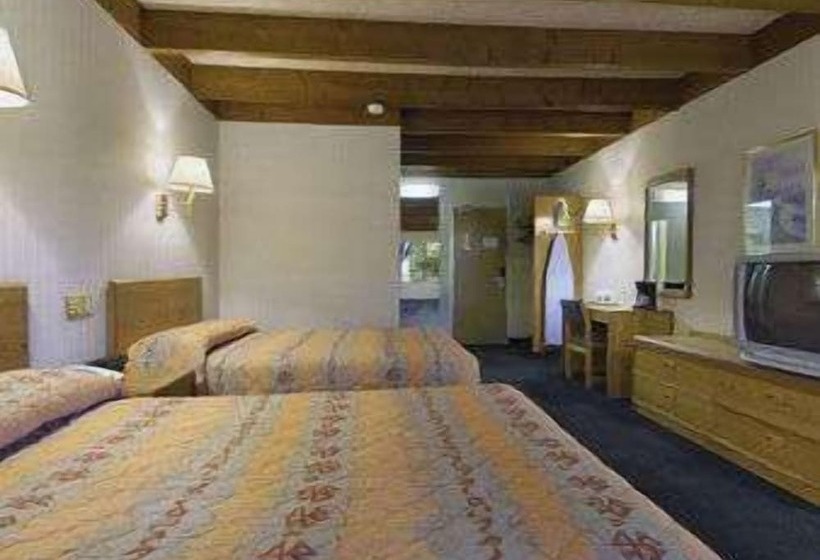 Номер Стандарт 2 Двуспальные Кровати, Knights Inn Liberty