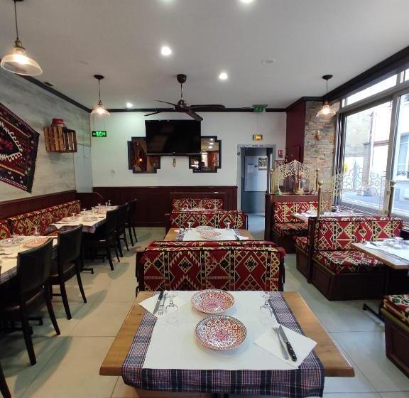 اتاق استاندارد سه نفره, Le Bon Moine