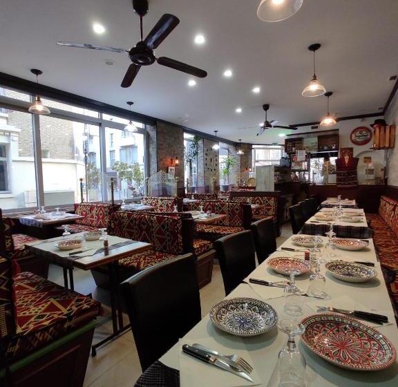 اتاق استاندارد سه نفره, Le Bon Moine