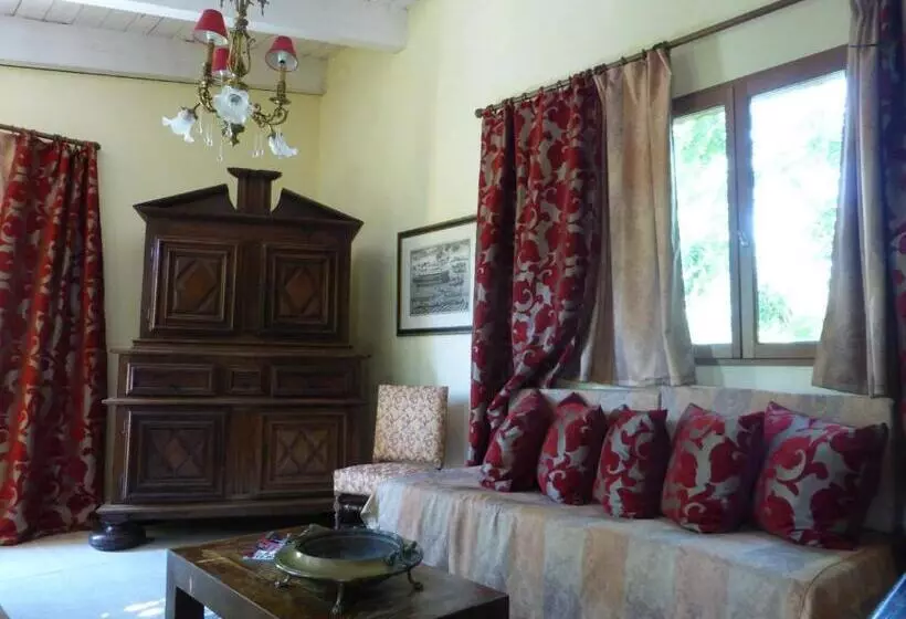 اتاق لوکس چهار تخته, Mas De La Chapelle