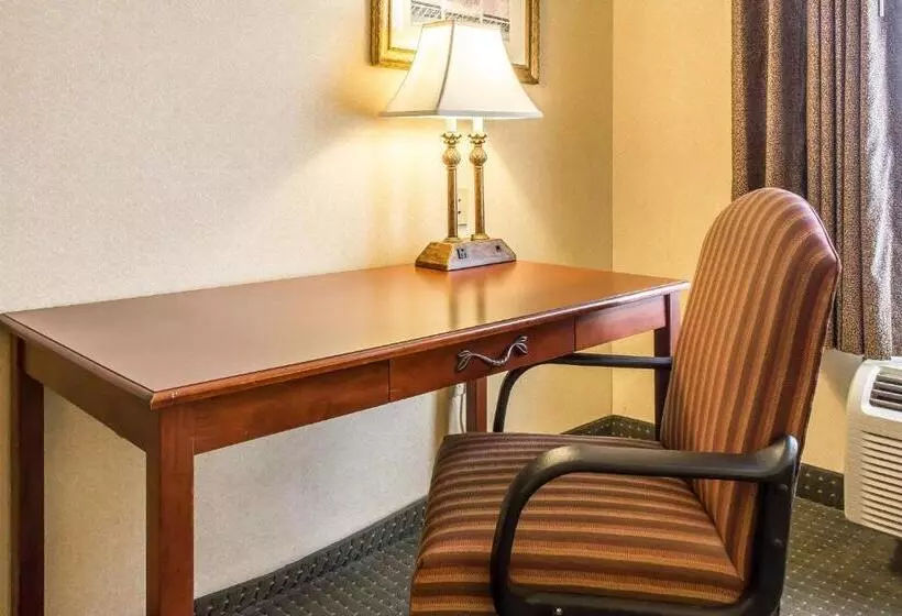 キングサイズベッドのスタンダードルーム, Quality Inn Hackettstown   Long Valley