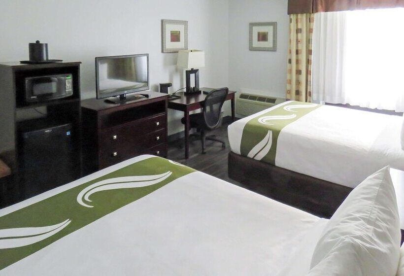 带2个双人床的标准工作室, Quality Inn & Suites Everett