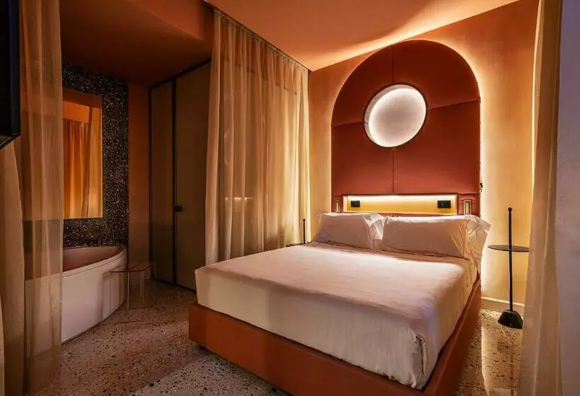 سوئیت با وان آب گرم, Enterprise Hotel Design & Boutique