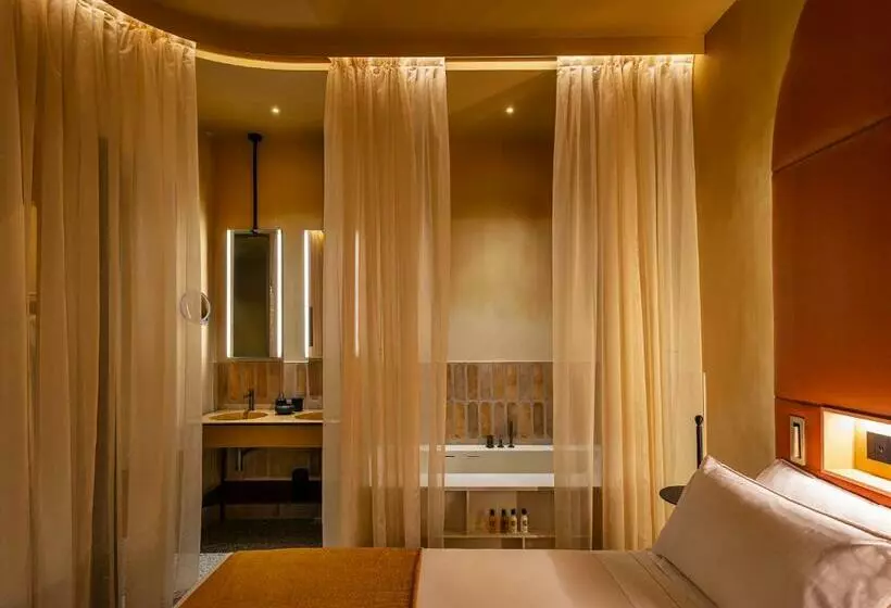 سوئیت با وان آب گرم, Enterprise Hotel Design & Boutique
