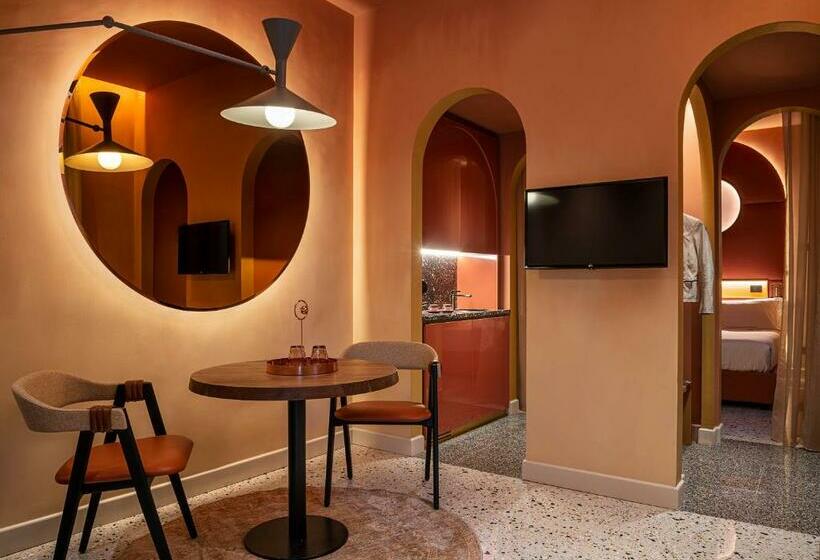 سوئیت با وان آب گرم, Enterprise Hotel Design & Boutique