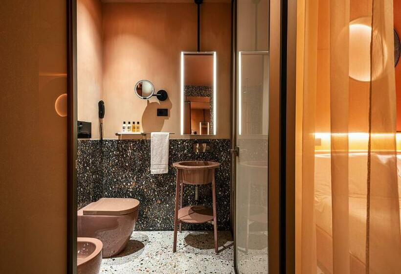 سوئیت با وان آب گرم, Enterprise Hotel Design & Boutique