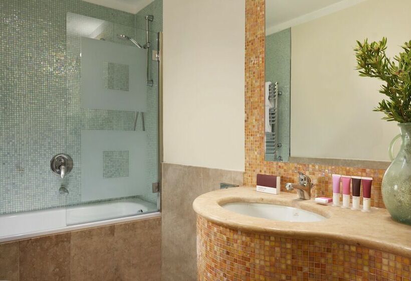 اتاق استاندارد سه نفره, Enterprise Hotel Design & Boutique