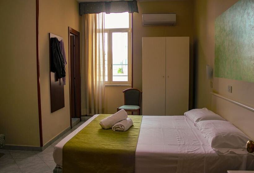 Camera Quadrupla Standard, Garden Napoli