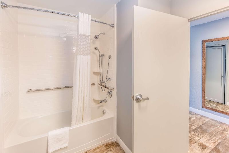 חדר סטנדרט עם מיטת קינג, Hampton Inn Pensacola Beach