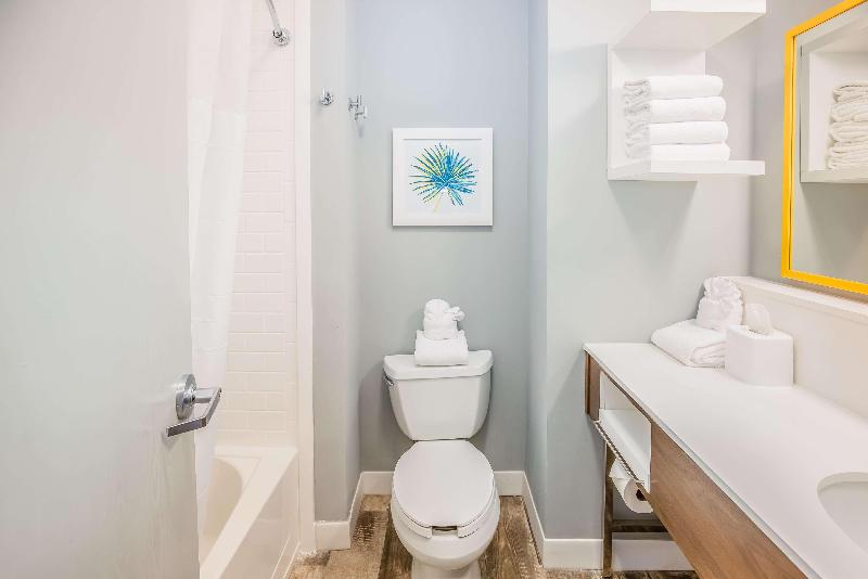 标准间带游泳池, Hampton Inn Pensacola Beach