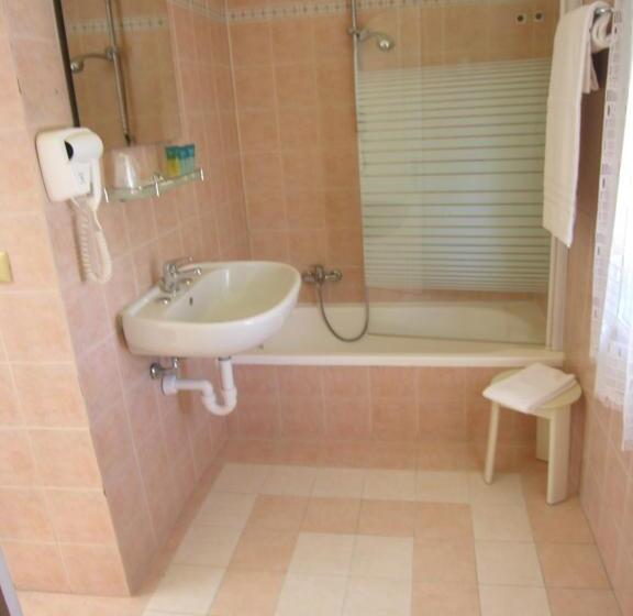 غرفة قياسية مطلّة علي البحر, Morandi