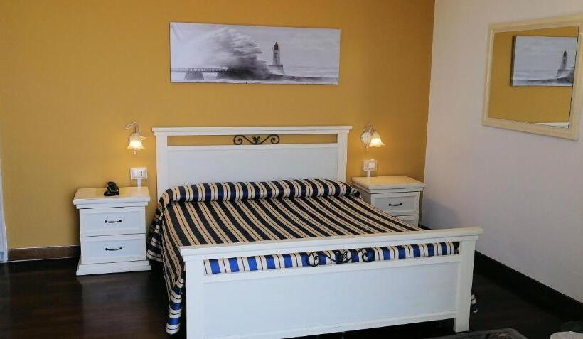 غرفة قياسية مطلّة علي البحر, Morandi