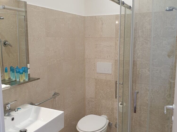 غرفة قياسية مطلّة علي البحر, Morandi