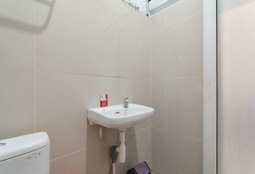 스탠다드 룸, Reddoorz Plus Syariah @ Tuparev Cirebon 3