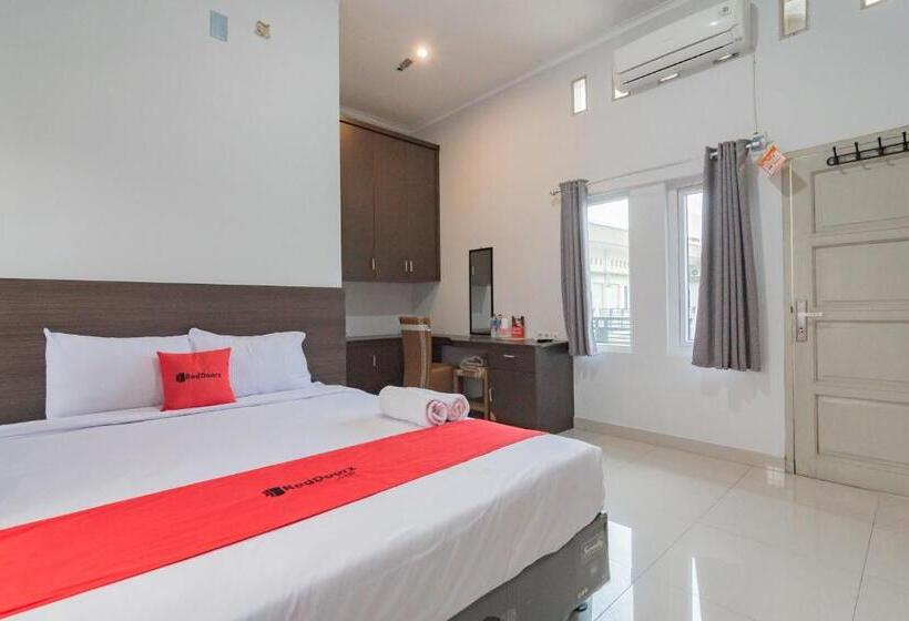 Номер Deluxe, Reddoorz Plus Syariah @ Tuparev Cirebon 3