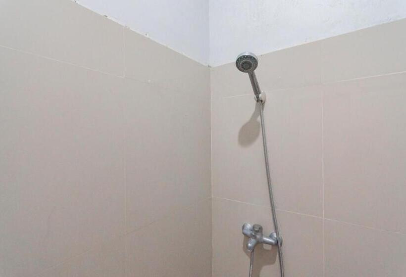 Номер Deluxe, Reddoorz Plus Syariah @ Tuparev Cirebon 3