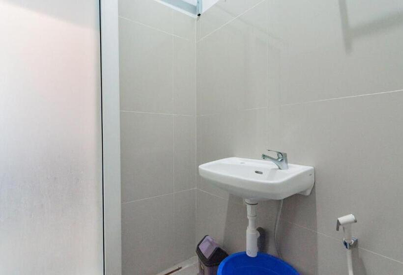 Номер Economy, Reddoorz Plus Syariah @ Tuparev Cirebon 3