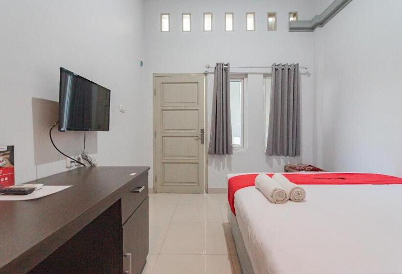 Номер Economy, Reddoorz Plus Syariah @ Tuparev Cirebon 3