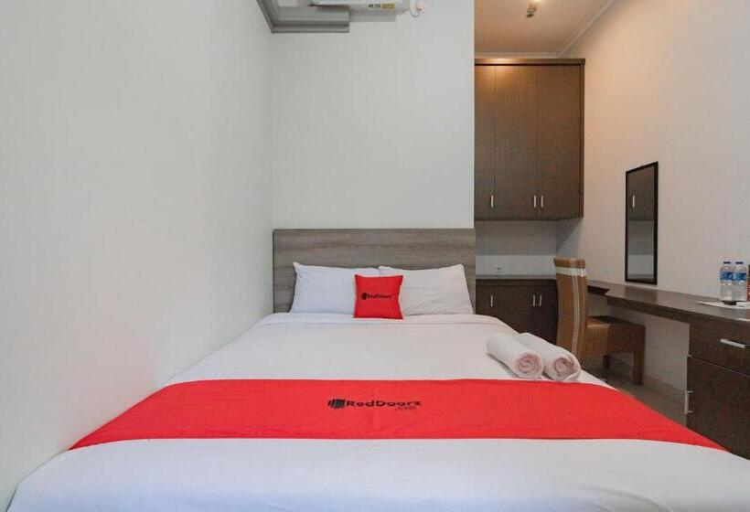 Номер Economy, Reddoorz Plus Syariah @ Tuparev Cirebon 3