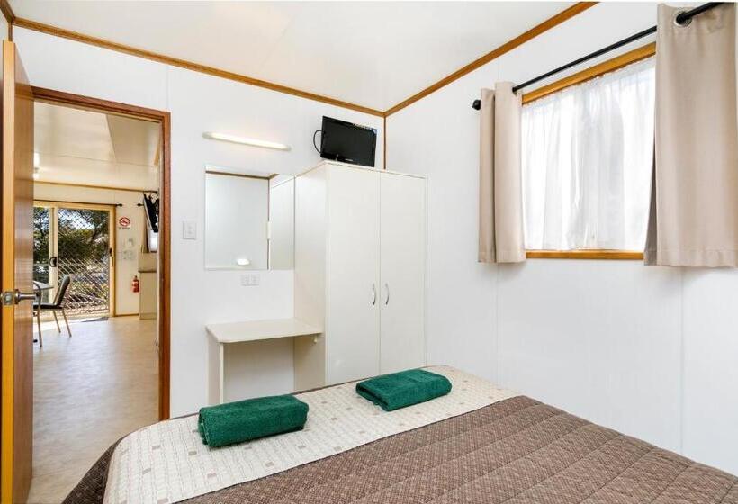 בקתה, Border Village Roadhouse