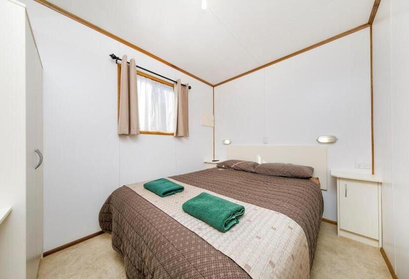 בקתה, Border Village Roadhouse