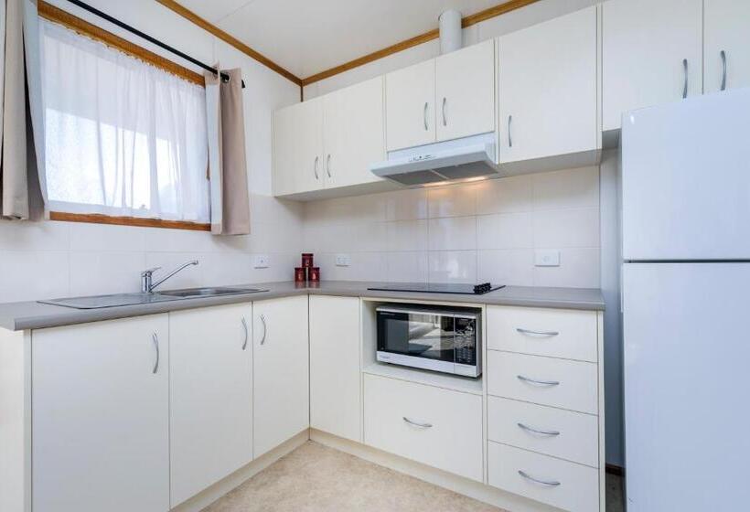 בקתה, Border Village Roadhouse