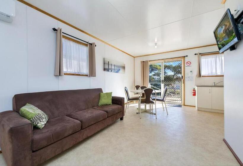 בקתה, Border Village Roadhouse