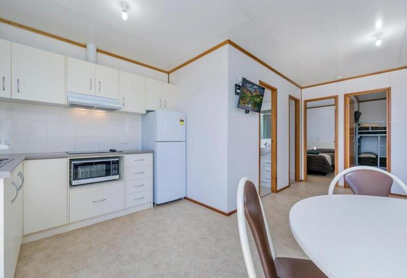 בקתה, Border Village Roadhouse