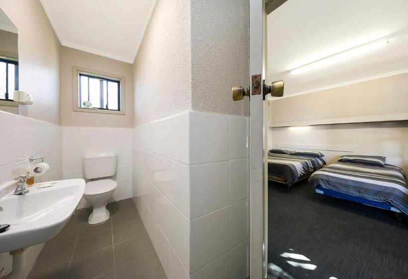 חדר משפחתי, Border Village Roadhouse