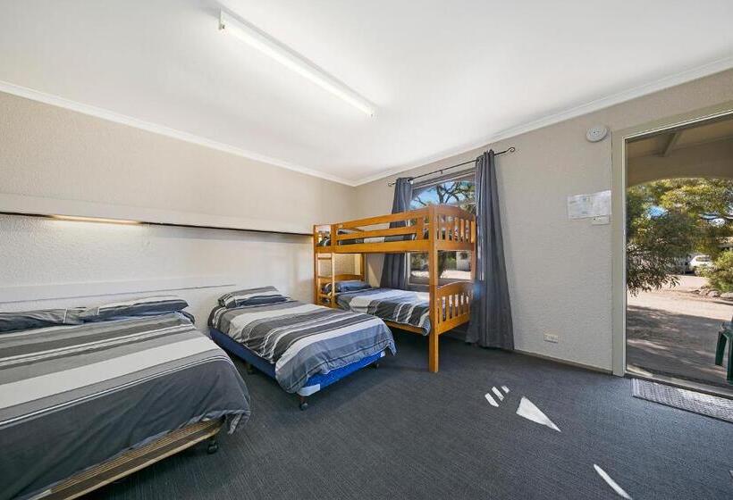 חדר משפחתי, Border Village Roadhouse