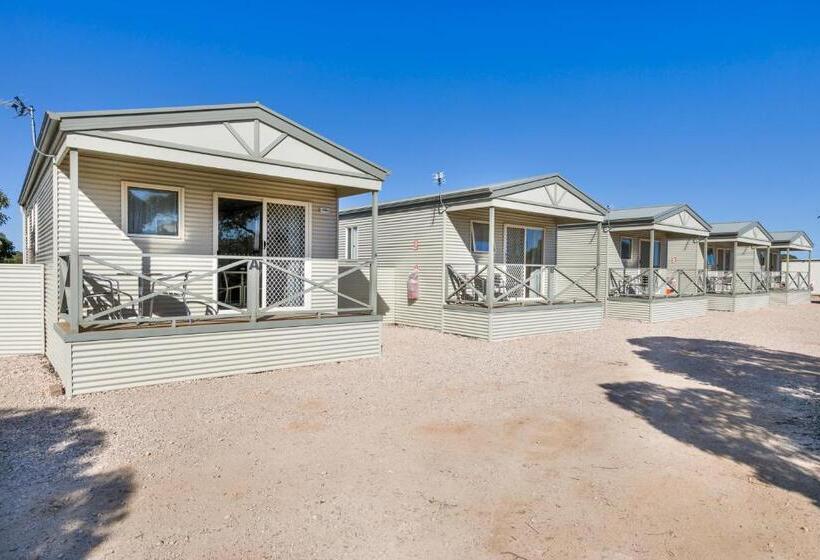 בקתה, Border Village Roadhouse