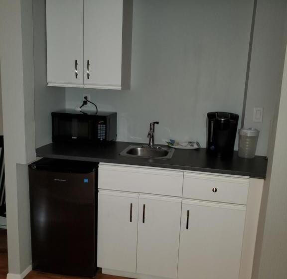 استودیوی لوکس, Celadon Lodge