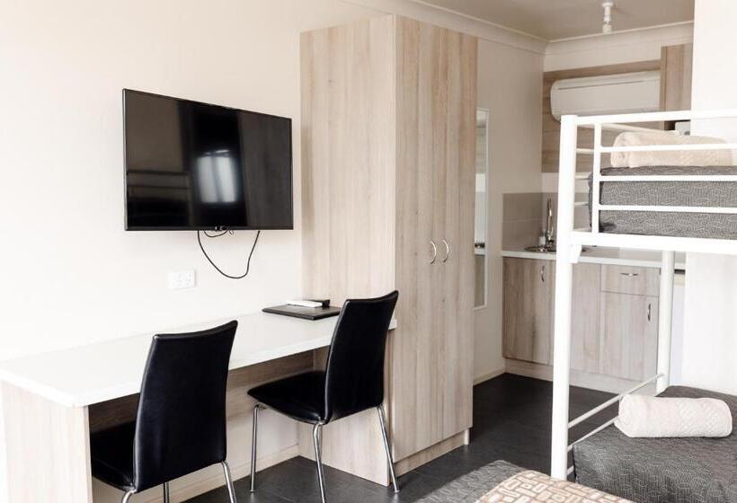 Семейный Номер, Starline Motor Inn