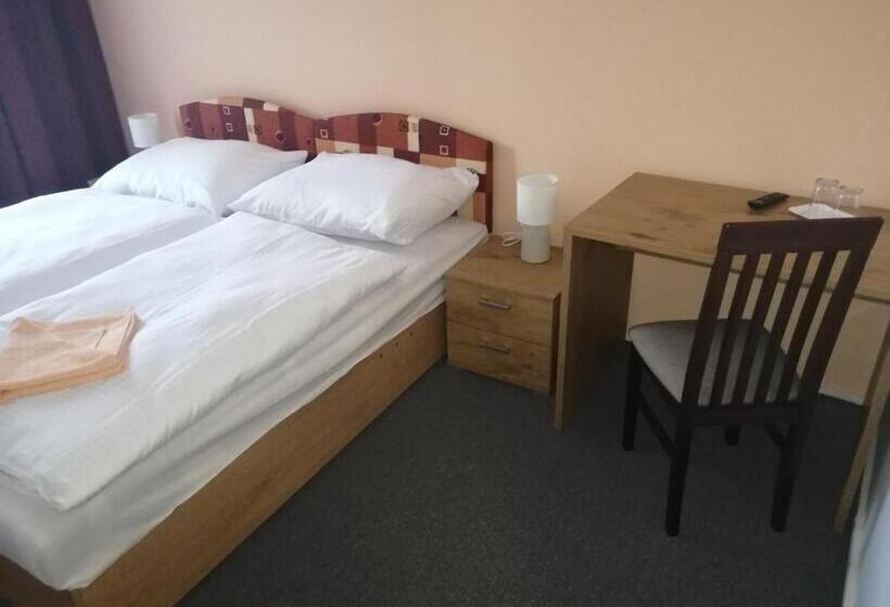 Quarto Estandar, Penzión Inštitút